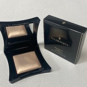 Illamasqua Beyond Powder Highlighter in OMG ILLAMASQUA READ